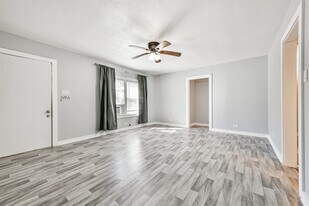 1021 Maple St in La Marque, TX - Building Photo