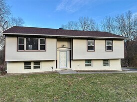 16 Highview Dr in Salisbury Mills, NY - Building Photo