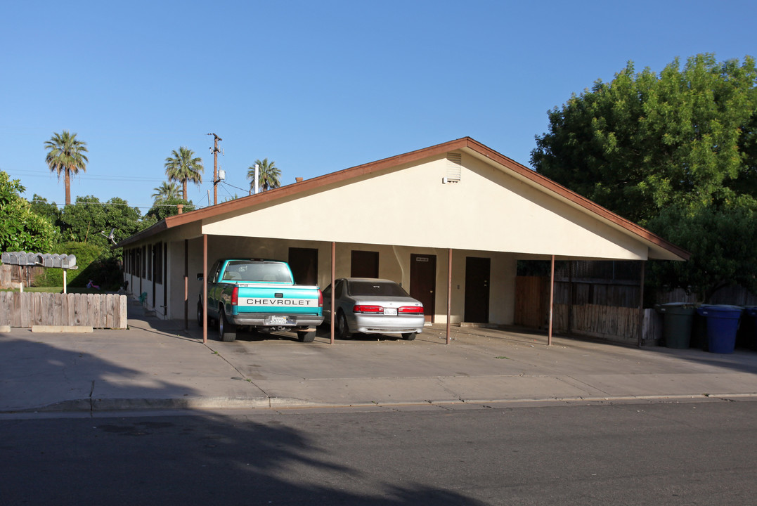 451 N Magnolia St in Woodlake, CA - Building Photo