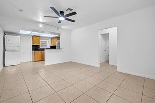 4270 NW 21st Ave in Fort Lauderdale, FL - Building Photo - Building Photo