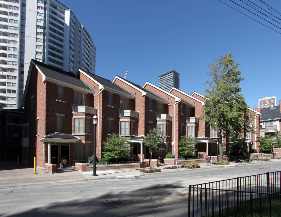 22-44 Irwin Ave in Toronto, ON - Building Photo