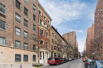 321 W 74th St in New York, NY - Building Photo - Building Photo