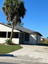 118 Admiral Cir in Sebastian, FL - Building Photo