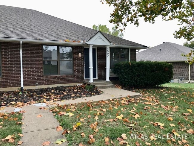 1502 SW Sunset St in Blue Springs, MO - Building Photo - Building Photo