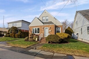 39 Stewart St in Floral Park, NY - Building Photo