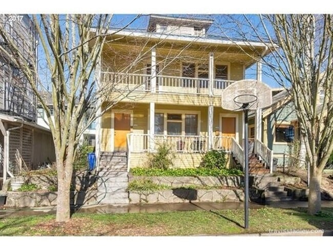 property at 1117-1117 SE Marion St