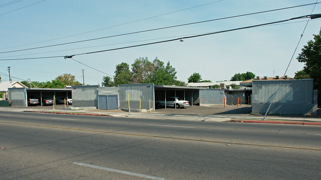 4135-4145 E Olive Ave in Fresno, CA - Foto de edificio - Building Photo