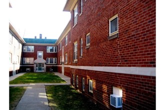 Larchmont Apartments in Lakewood, OH - Building Photo - Building Photo