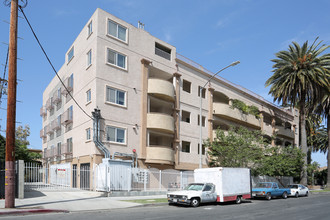 4655 Maplewood Ave in Los Angeles, CA - Building Photo - Building Photo