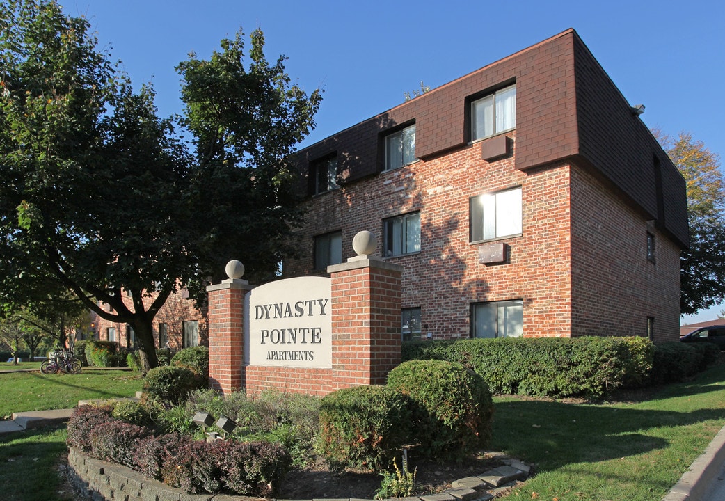 Dynasty Pointe Apartments in Woodridge, IL - Building Photo