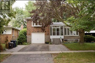 12 Chandler Dr in Toronto, ON - Building Photo