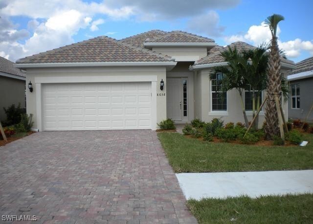 8638 Veronawalk Cir in Naples, FL - Building Photo