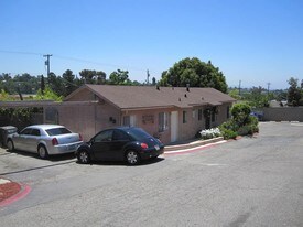 310-324 W Ivy St in Fallbrook, CA - Building Photo