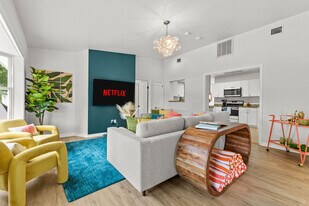 13448 88th Ave N in Seminole, FL - Building Photo