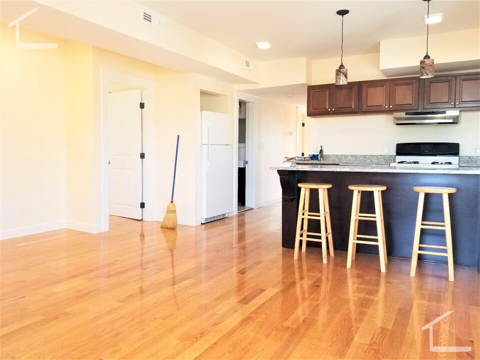21 Weitz St, Unit 3 in Boston, MA - Foto de edificio