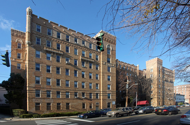 Parkway Towers in Yonkers, NY - Foto de edificio - Building Photo