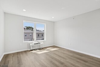 200 Summer St in Paterson, NJ - Foto de edificio - Building Photo