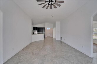 12055 Cardinal Flower Dr in Riverview, FL - Foto de edificio - Building Photo
