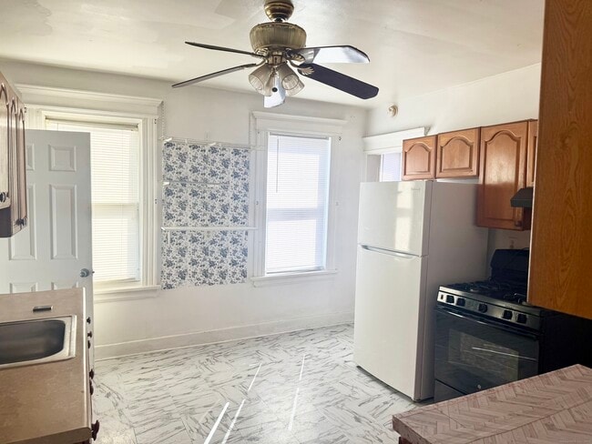 2224 E Main St in Bridgeport, CT - Building Photo - Building Photo