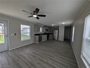 135 Kenny Brook Ln in Elyria, OH - Building Photo - Building Photo