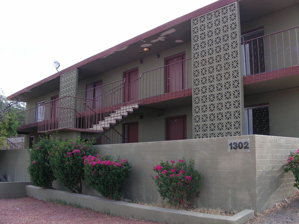 1302 W Becker Ln in Phoenix, AZ - Building Photo