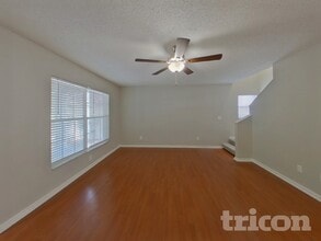 914 Cape Cod Cir in Valrico, FL - Building Photo - Building Photo