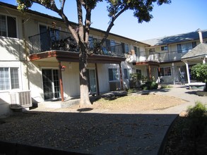 Palm Plaza Apartments in Fresno, CA - Building Photo - Building Photo