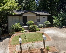 215 Hillcrest Ave in Decatur, GA - Building Photo