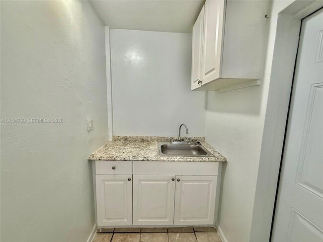 220 NE 41st St, Unit 4 in Oakland Park, FL - Building Photo - Building Photo