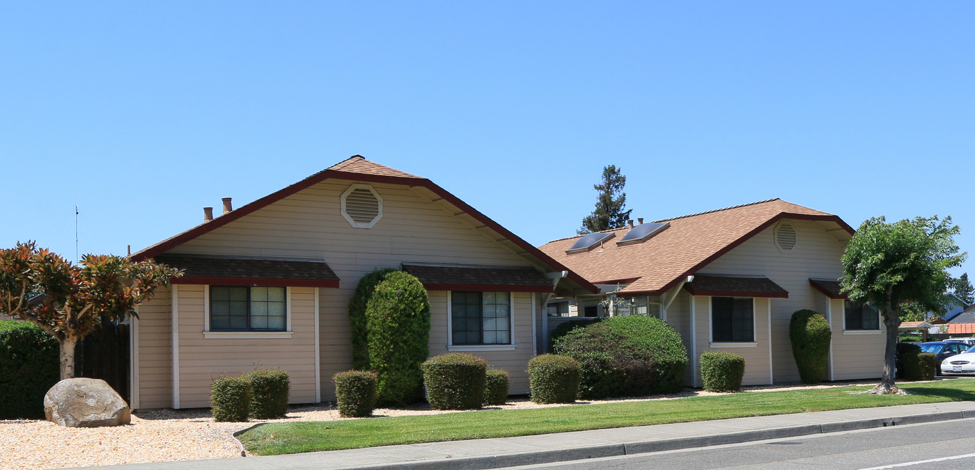 Caulfield Lane Senior Apartments in Petaluma, CA - Foto de edificio