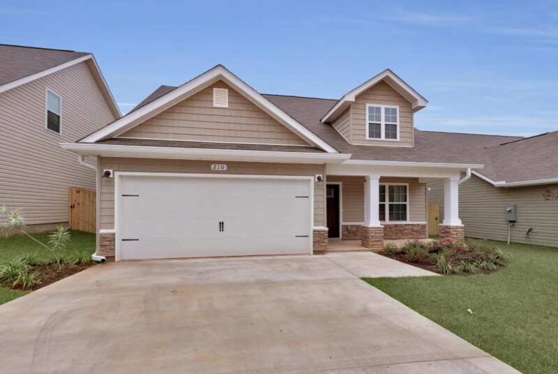 210 Wainwright Dr in Crestview, FL - Building Photo