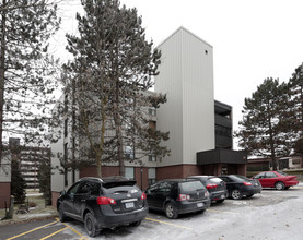 Silver Ridge Court in Guelph, ON - Building Photo - Building Photo