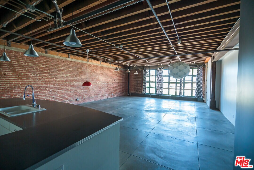 100 W 5th St-Unit -3D in Long Beach, CA - Building Photo