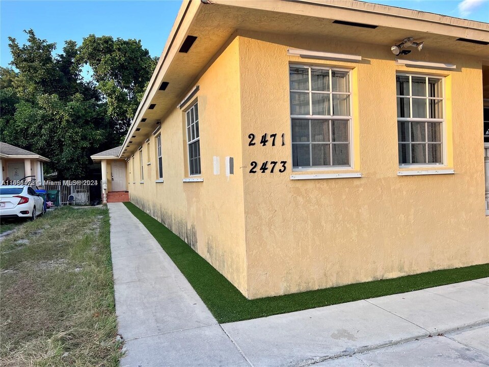 2471 NW 18th Terrace in Miami, FL - Building Photo