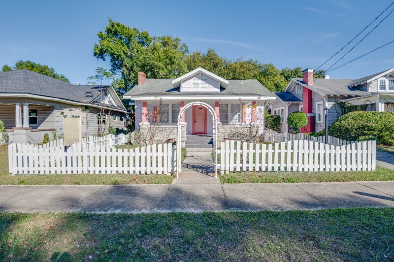 427 E Washington Ave in Eustis, FL - Foto de edificio