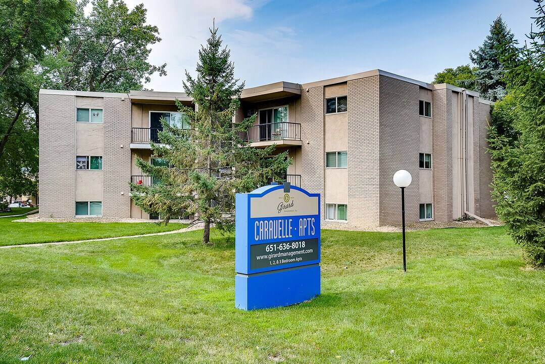 Caravelle Apartments in St. Anthony, MN - Foto de edificio