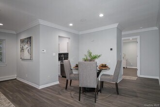 92 S Clinton Ave in Bay Shore, NY - Foto de edificio - Building Photo