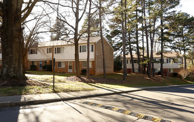 Brookwood Apartments in Roxboro, NC - Foto de edificio - Building Photo