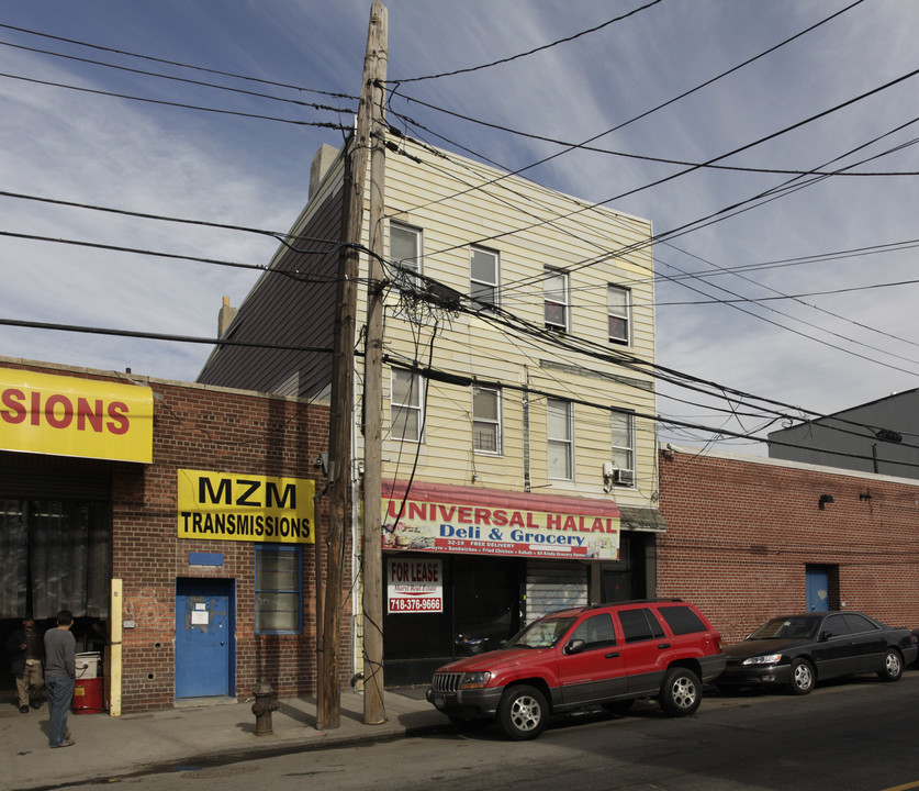 32-19 Greenpoint Ave in Long Island City, NY - Building Photo