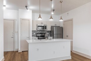 5225 Maple in Dallas, TX - Building Photo