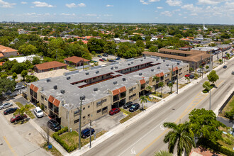 Palm Ave Gardens Condo in Hialeah, FL - Foto de edificio - Building Photo