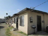 12025-12027 Willowbrook Ave in Compton, CA - Foto de edificio - Building Photo