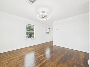 2016 Dunlavy St in Houston, TX - Foto de edificio - Building Photo