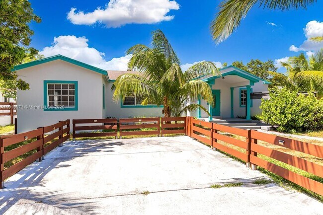 1629 Johnson St in Hollywood, FL - Building Photo - Building Photo