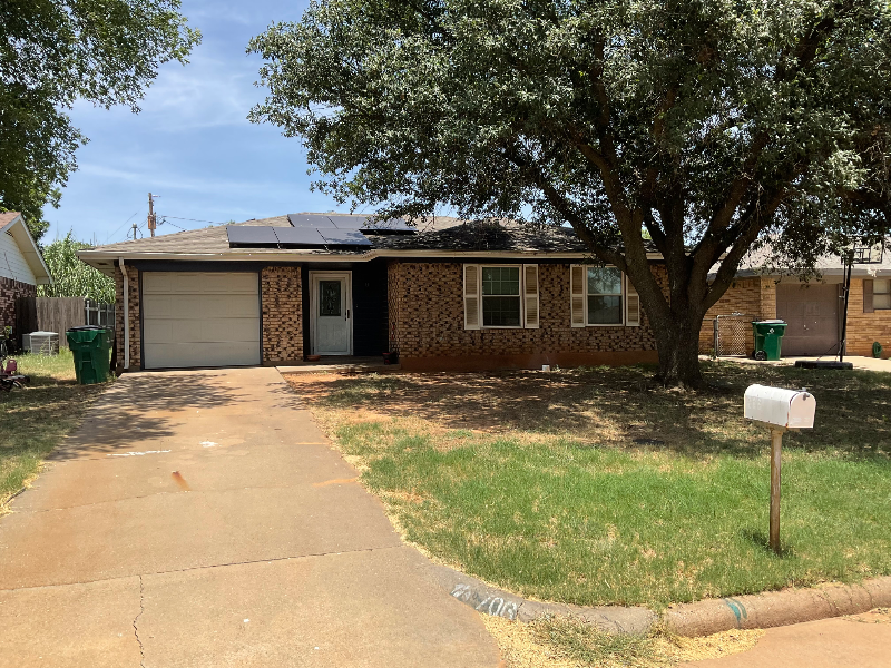 706 W Louisa Ave in Iowa Park, TX - Building Photo