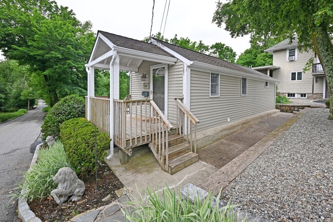211 Godwin Ave in Wyckoff, NJ - Building Photo - Building Photo