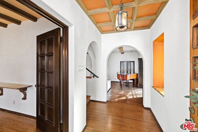 200 S Anita Ave in Los Angeles, CA - Building Photo - Building Photo