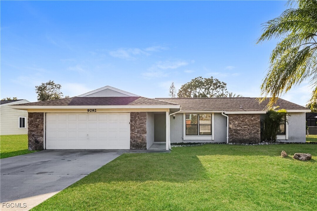 9292 Mooring Cir in Ft. Myers, FL - Building Photo