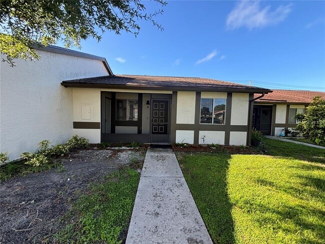 2300 Bancroft Cir S in Palm Harbor, FL - Building Photo - Building Photo