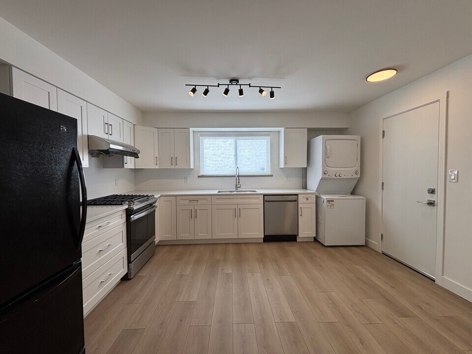 2705 Adanac St in Vancouver, BC - Building Photo